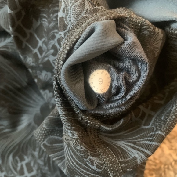 Lulu lemon beautiful never worn leggings - Picture 8 of 8